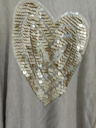 Jersey beige con corazón de lentejuelas