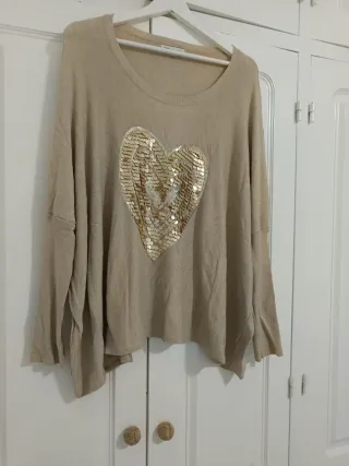 Jersey beige con corazón de lentejuelas