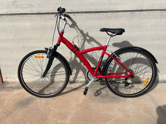 Bicicleta de paseo roja BTWIN