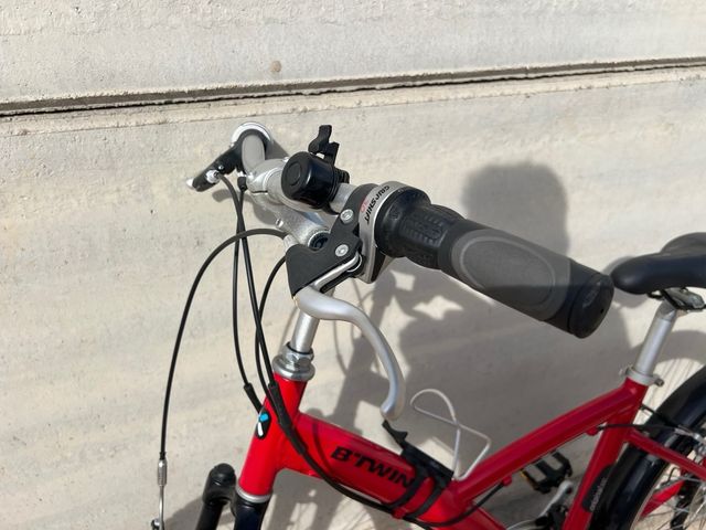 Bicicleta de paseo roja BTWIN