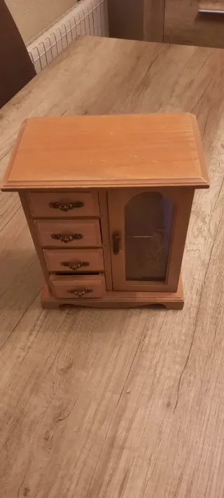 Joyero de madera con cajones y puerta