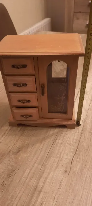 Joyero de madera con cajones y puerta