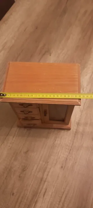 Joyero de madera con cajones y puerta