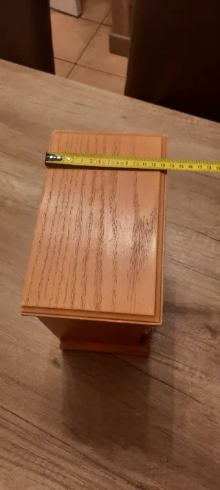 Joyero de madera con cajones y puerta