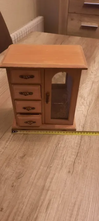 Joyero de madera con cajones y puerta