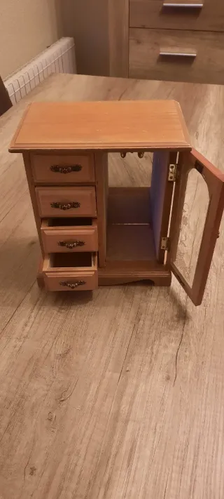 Joyero de madera con cajones y puerta