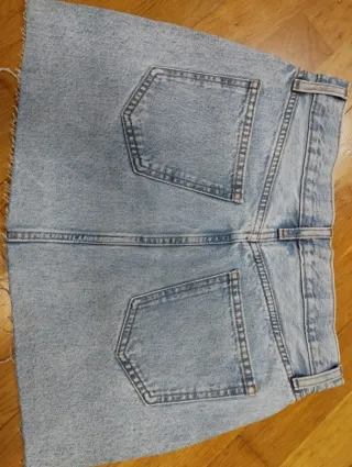 Falda vaquera corta desgastada