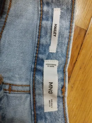 Falda vaquera corta desgastada