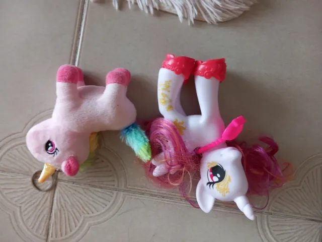 Unicornio de peluche y figura