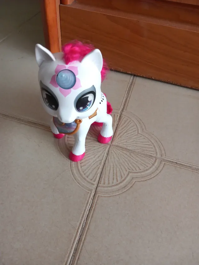 Unicornio de peluche y figura