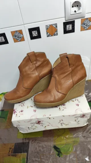 Botines de piel. Botas piel. Botines con cuña.