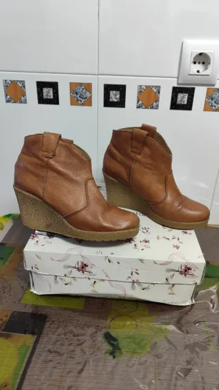 Botines de piel. Botas piel. Botines con cuña.