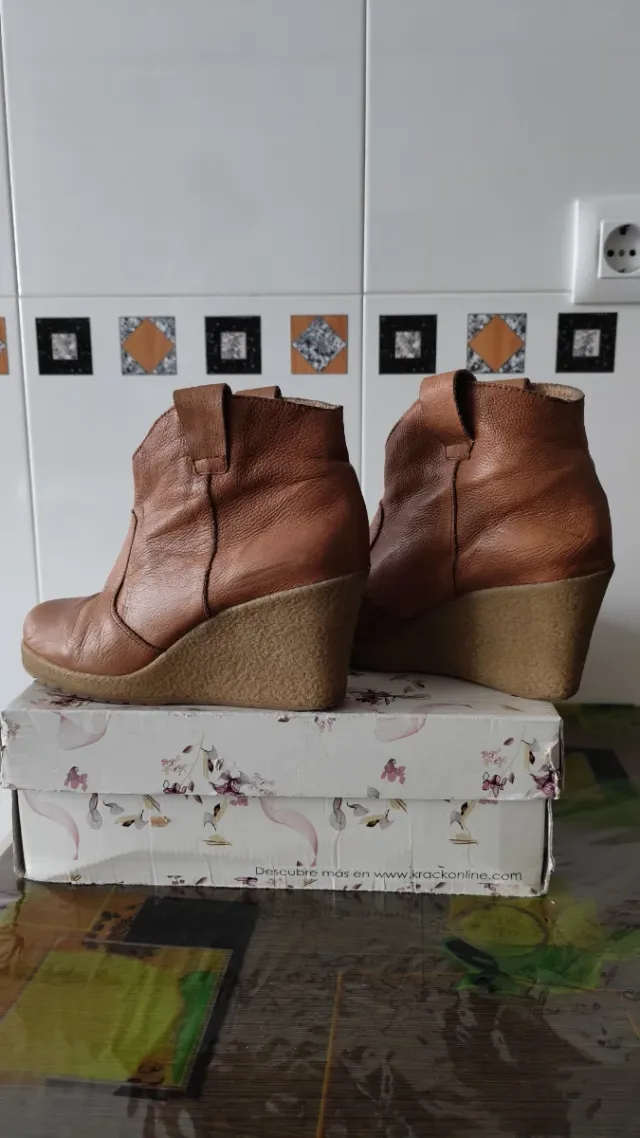 Botines de piel. Botas piel. Botines con cuña.