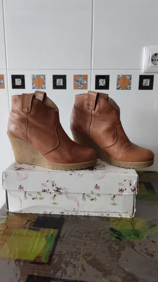Botines de piel. Botas piel. Botines con cuña.