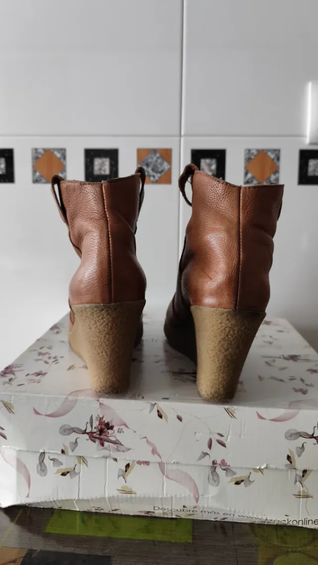 Botines de piel. Botas piel. Botines con cuña.