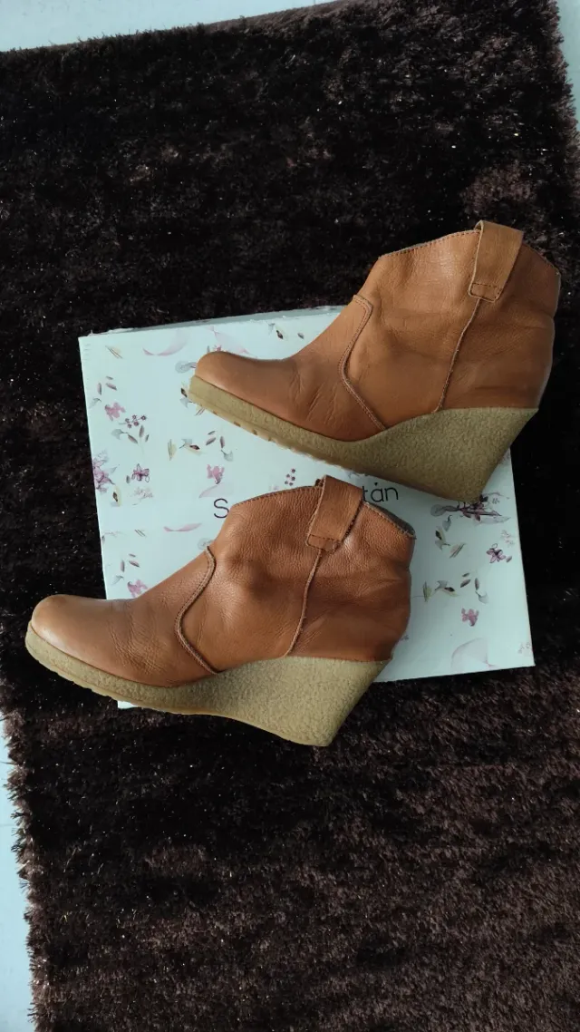 Botines de piel. Botas piel. Botines con cuña.