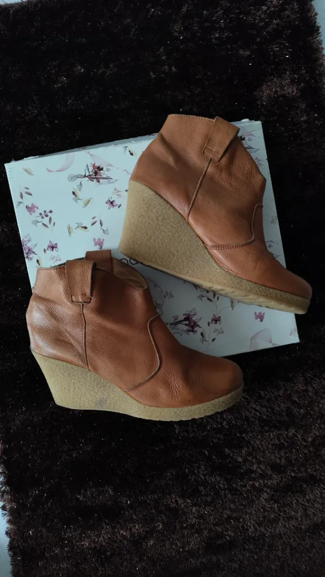 Botines de piel. Botas piel. Botines con cuña.