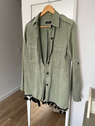 Camisa Zara verde con pompones.