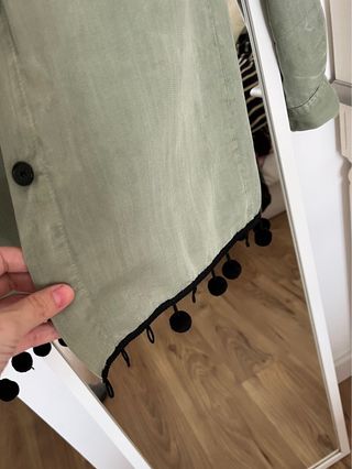 Camisa Zara verde con pompones.