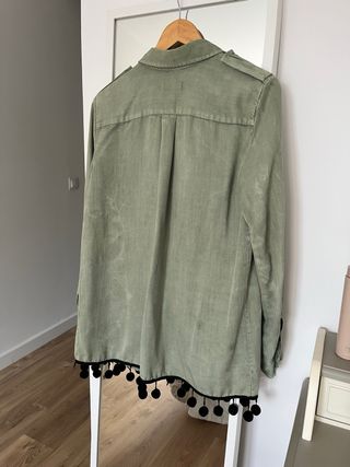Camisa Zara verde con pompones.