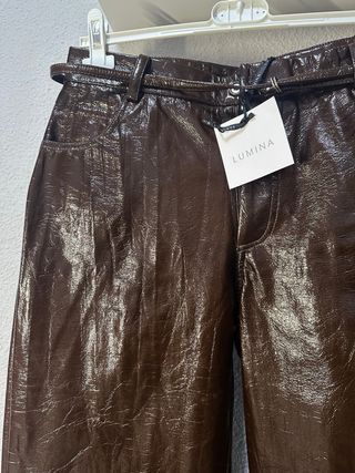 Pantalón ancho efecto piel marrón