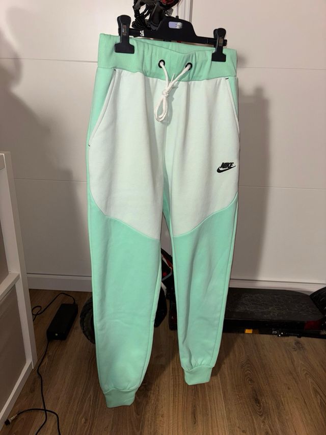 Chándal Nike Verde y Beige