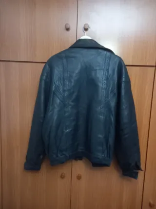 Cazadora de piel negra