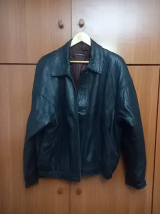 Cazadora de piel negra