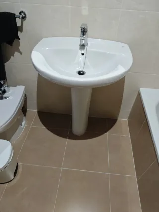 Lavabo con pedestal y grifo