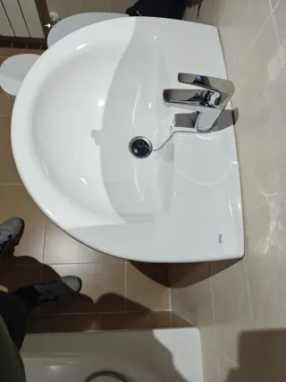 Lavabo con pedestal y grifo
