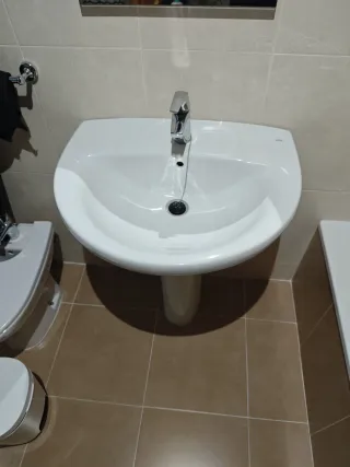 Lavabo con pedestal y grifo