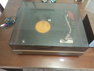 Tocadiscos Dual, amplificador Rotel y altavoces