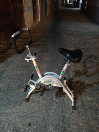 Bicicleta estática blanca