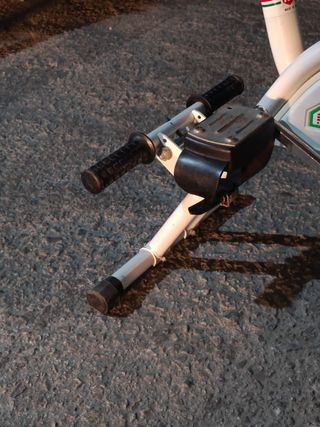 Bicicleta estática blanca