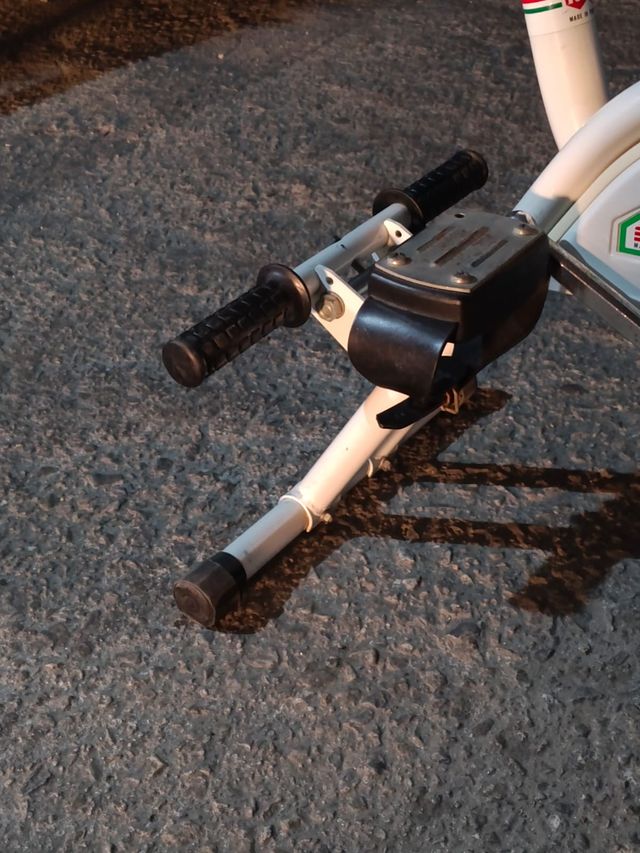 Bicicleta estática blanca