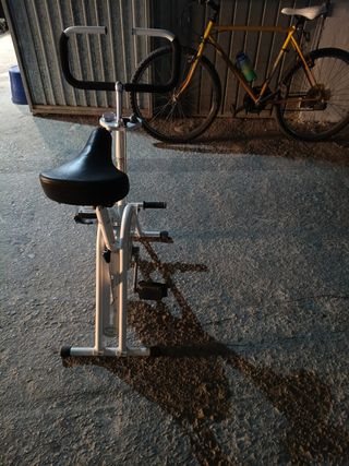 Bicicleta estática blanca