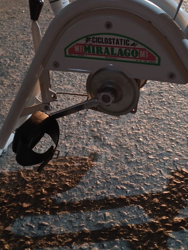 Bicicleta estática blanca