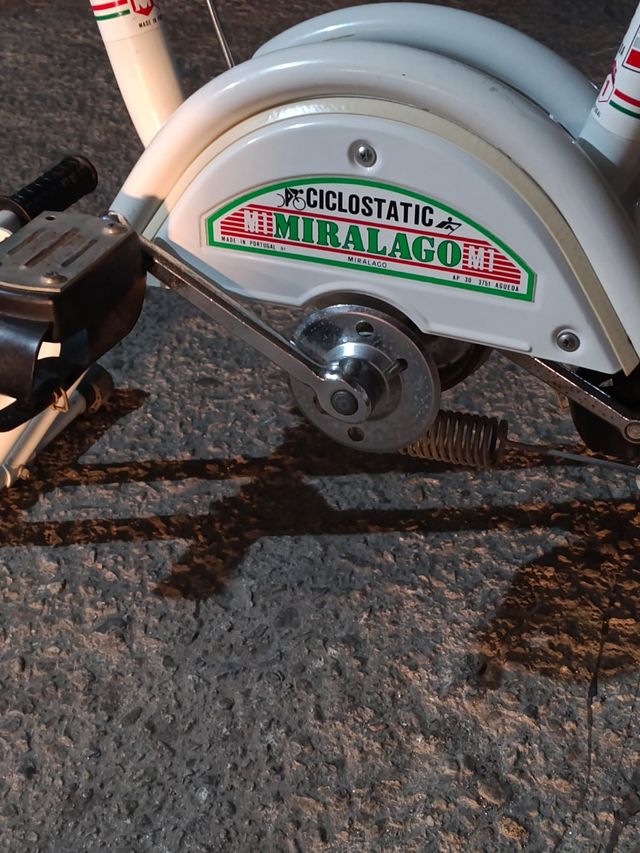 Bicicleta estática blanca