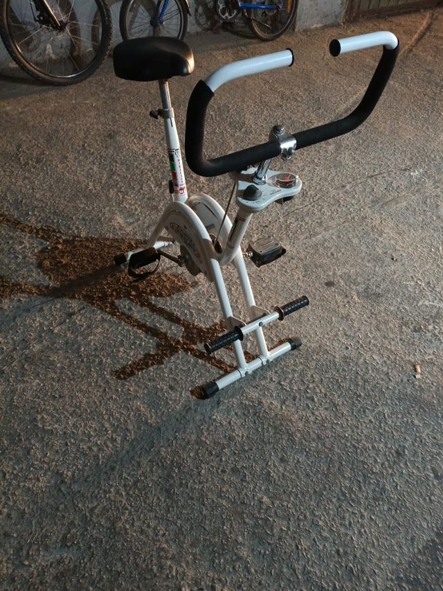 Bicicleta estática blanca