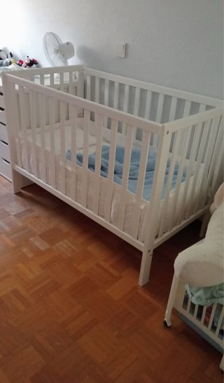 Cuna de bebé blanca con colchón