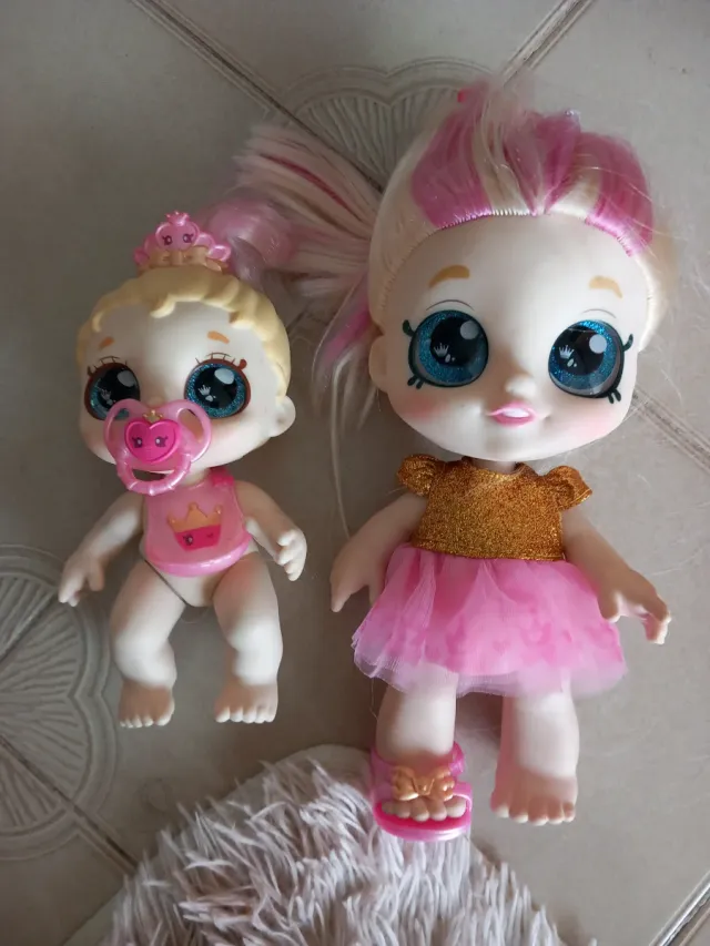 Muñeca con vestido rosa y botas.Cada una 5 e