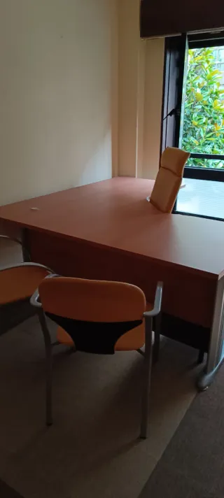 Mesa de oficina marrón y naranja