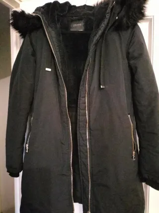 Plumifero Zara Negro con Capucha y pelo por dentro