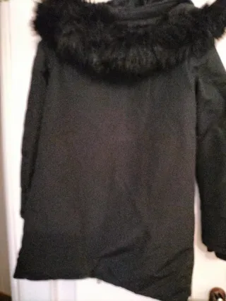 Plumifero Zara Negro con Capucha y pelo por dentro