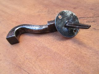 Picaporte antiguo de hierro forjado del s. XIX.