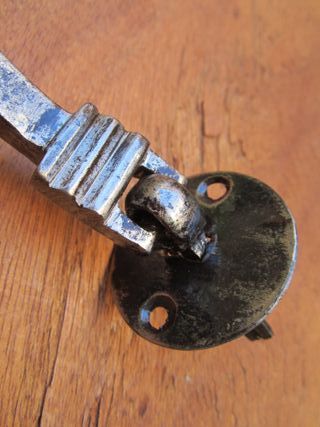 Picaporte antiguo de hierro forjado del s. XIX.