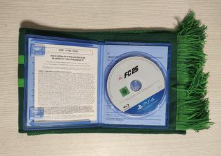 EA FC 25 PS4 + Bufanda EA Sports