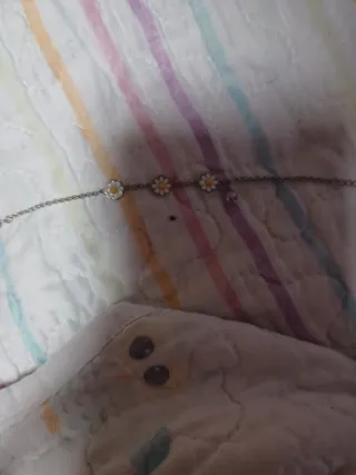 Pulsera plata con flores blancas