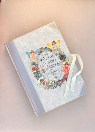 Album fotografico vittoriano con fate e fiori
