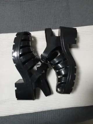 Sandalias de tacón de plástico